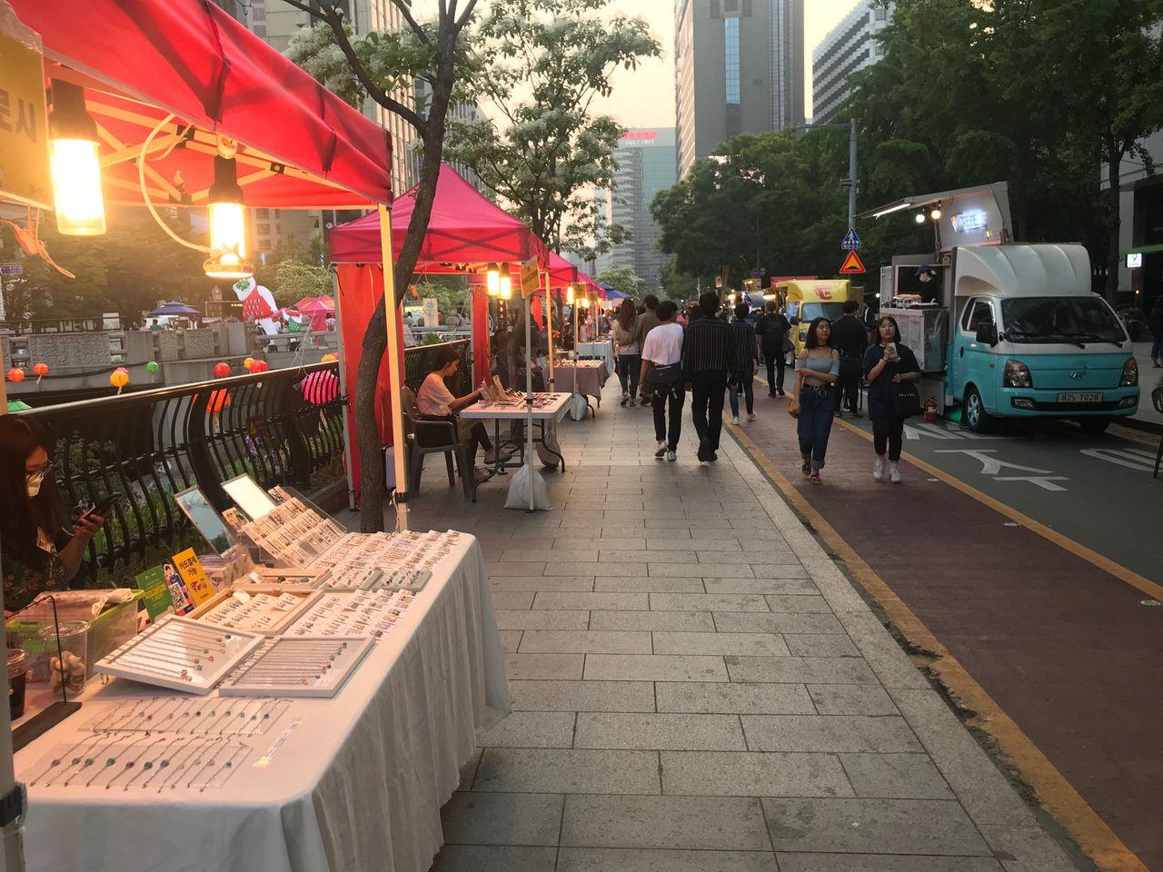 【คยองชองกเยชอน เกาหลี】ตะลุยตลาดนัดกลางคืนที่คลองชองกเยชอน 2025! เดินเลียบคลองชองกเยชอนสวย ๆ และตะลุยตลาดนัดกลางคืนกัน!